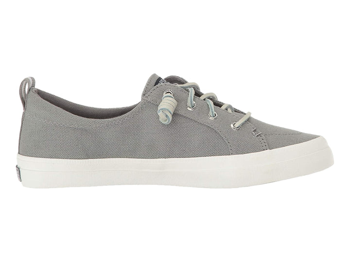 Zapato casual Sperry de tela color azul con suela blanca y cordones coordinados.