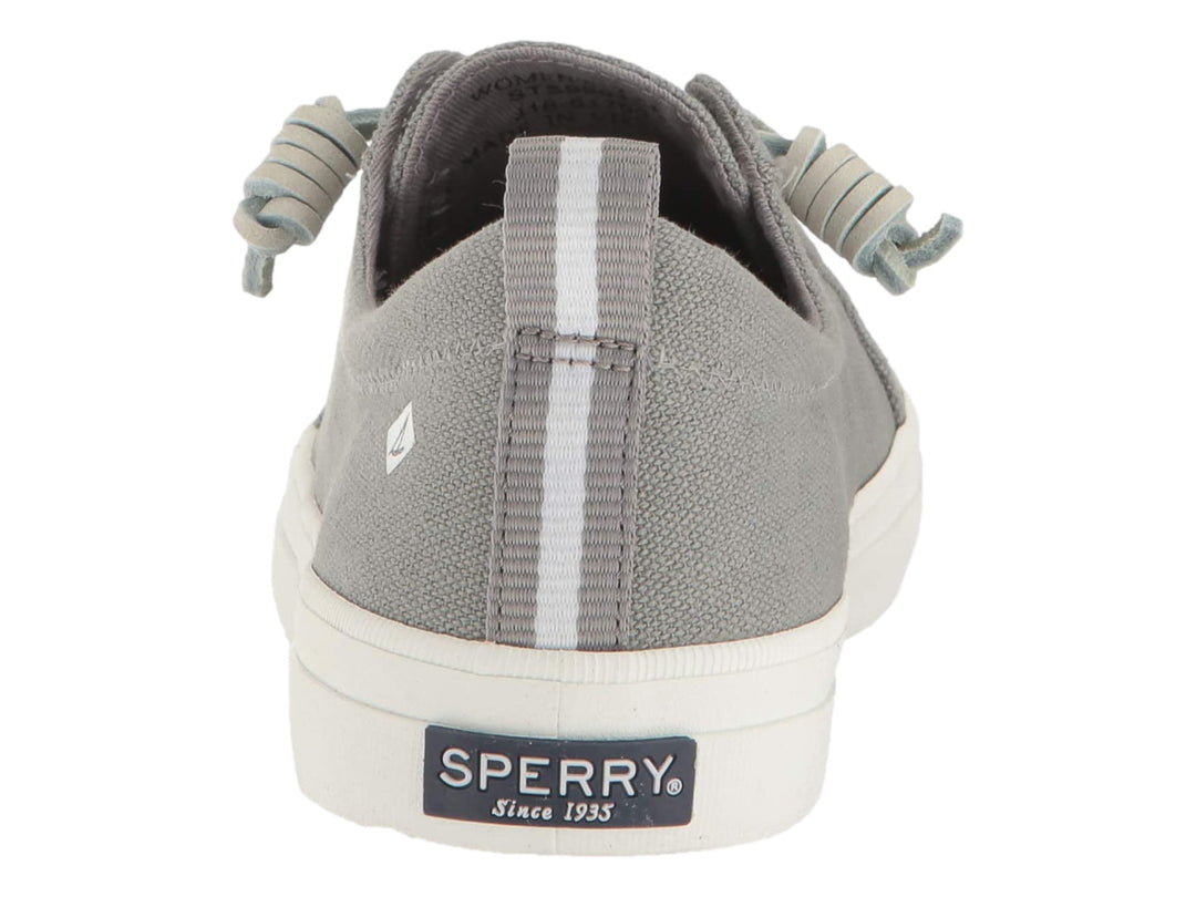 Zapato casual Sperry de tela color azul con suela blanca y cordones coordinados.