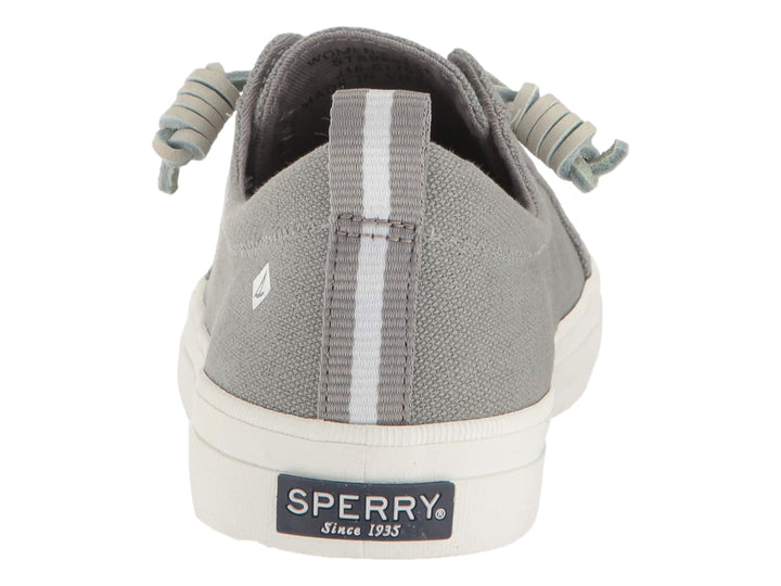Zapato casual Sperry de tela color azul con suela blanca y cordones coordinados.