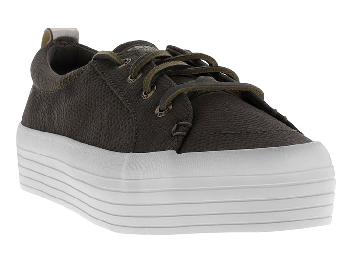 Zapato Sperry verde con textura de piel de serpiente y suela blanca de plataforma alta.