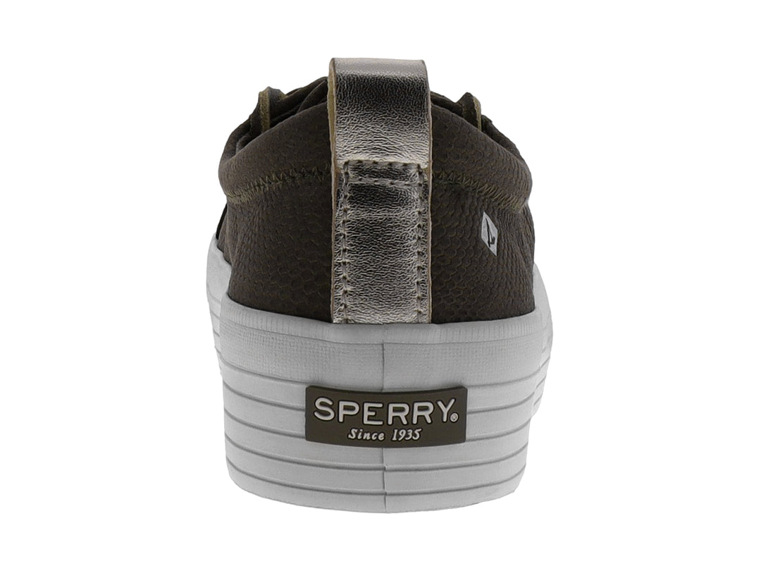 Zapato Sperry verde con textura de piel de serpiente y suela blanca de plataforma alta.