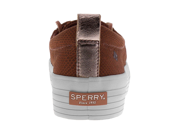 Tenis color rosa con textura de piel de serpiente y suela blanca de plataforma.