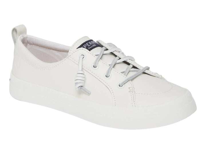 Tenis blancos de plataforma marca Sperry con cordones y suela gruesa.