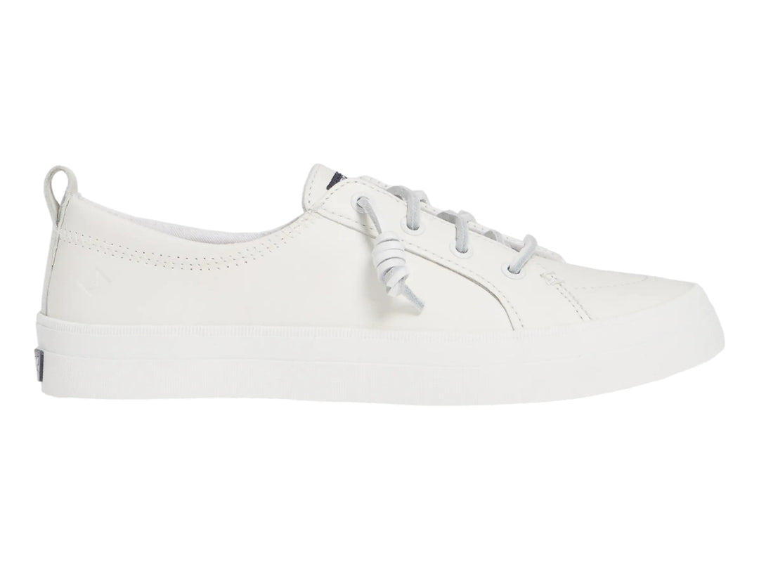 Tenis blancos de plataforma marca Sperry con cordones y suela gruesa.