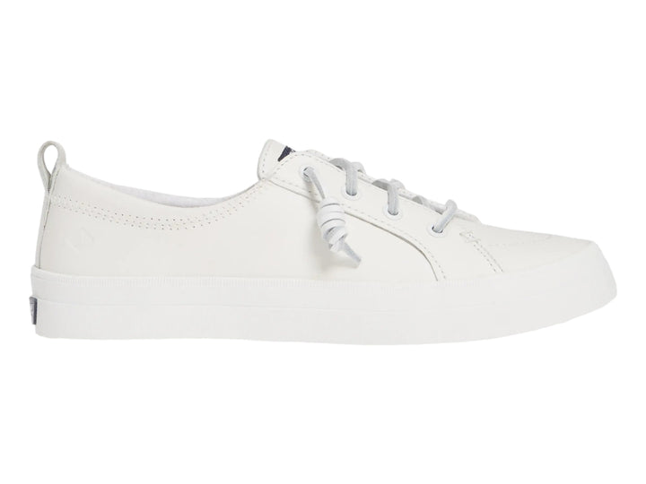 Tenis blancos de plataforma marca Sperry con cordones y suela gruesa.