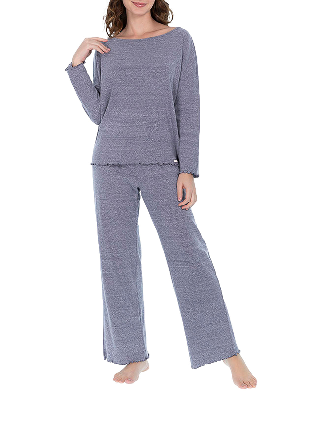 Conjunto de pijama para mujer en color azul marino con playera de manga larga y pantalón largo.
