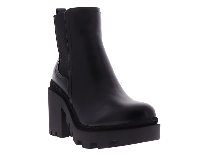 Bota negra de tobillo con tacón grueso y suela de plataforma dentada.