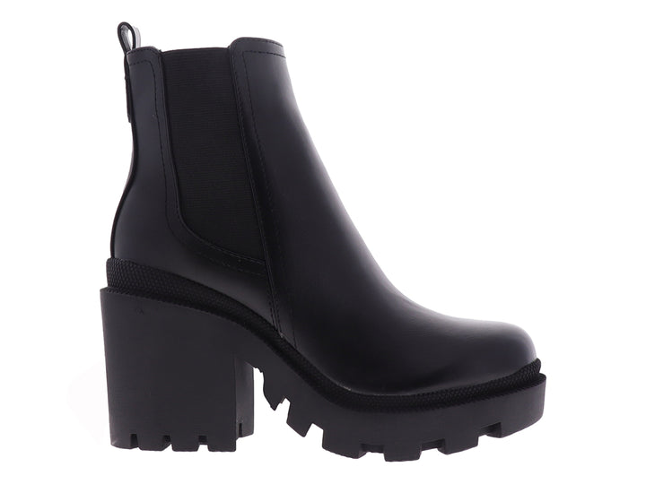 Bota negra de tobillo con tacón grueso y suela de plataforma dentada.