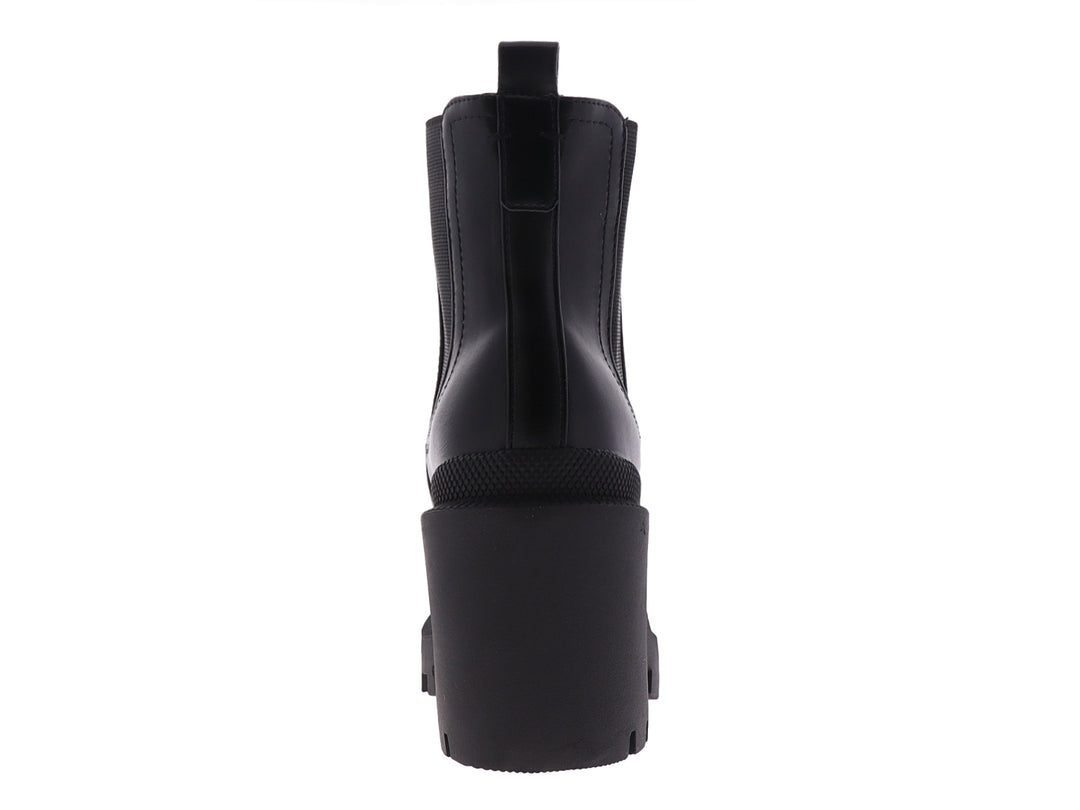 Bota negra de tobillo con tacón grueso y suela de plataforma dentada.