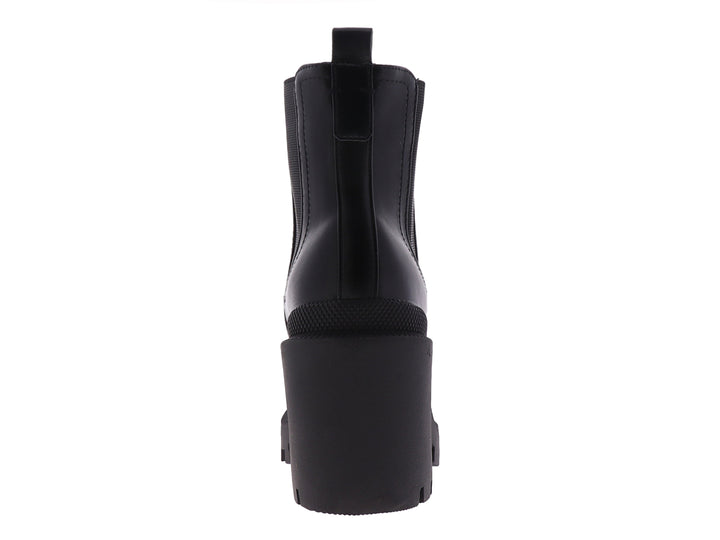 Bota negra de tobillo con tacón grueso y suela de plataforma dentada.
