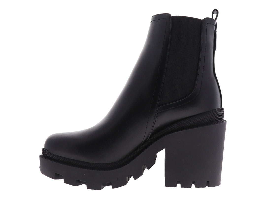 Bota negra de tobillo con tacón grueso y suela de plataforma dentada.