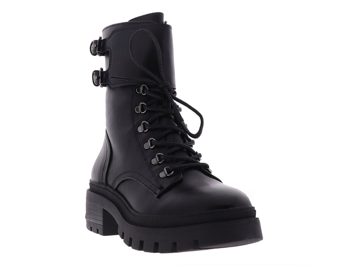 Bota negra de Nine West con suela track, agujetas y hebillas laterales.