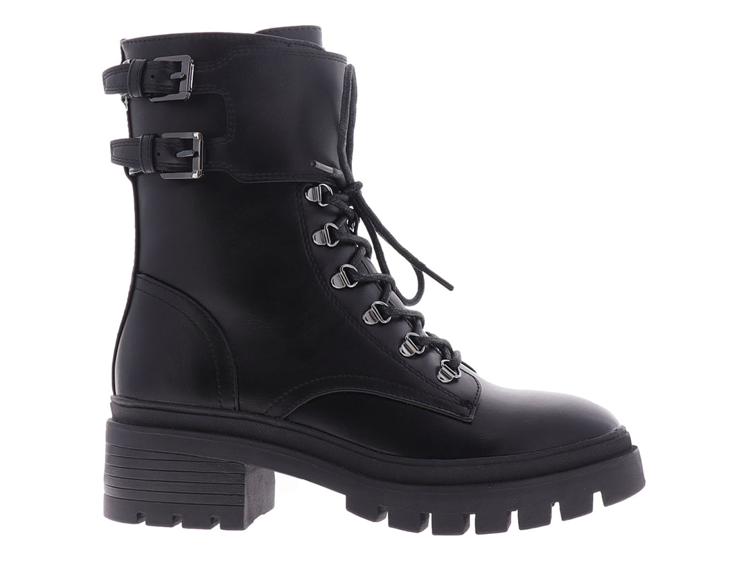 Bota negra de Nine West con suela track, agujetas y hebillas laterales.