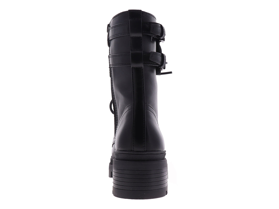Bota negra de Nine West con suela track, agujetas y hebillas laterales.