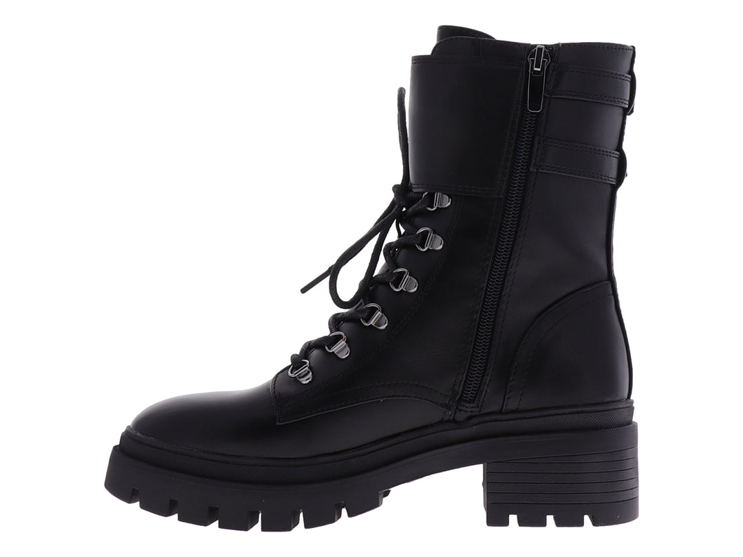 Bota negra de Nine West con suela track, agujetas y hebillas laterales.