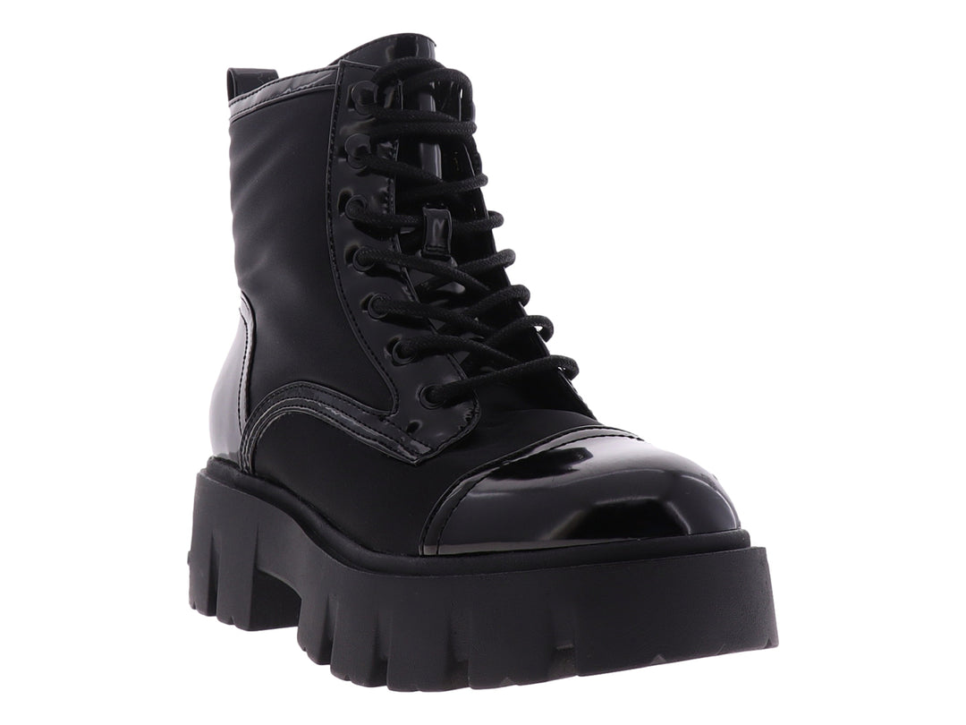 Bota Nine West negra con plataforma gruesa, punta de charol brillante y agujetas negras.