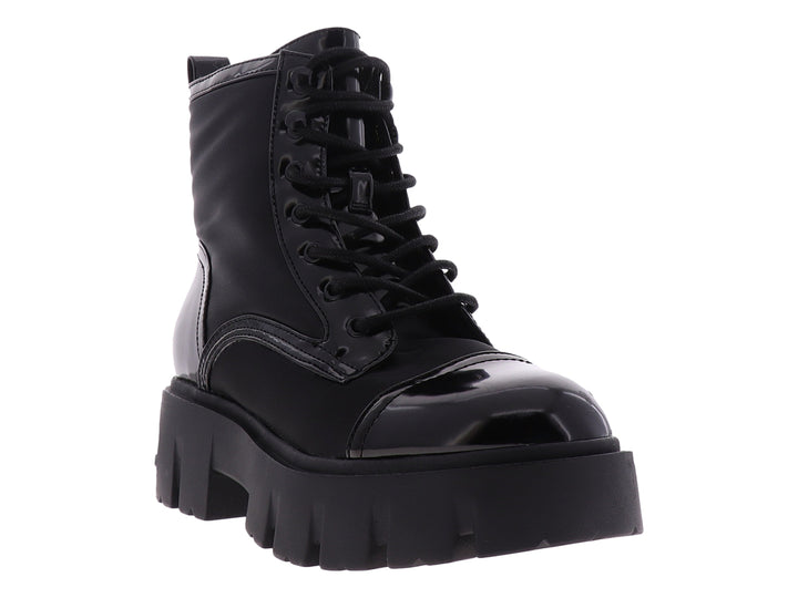 Bota Nine West negra con plataforma gruesa, punta de charol brillante y agujetas negras.