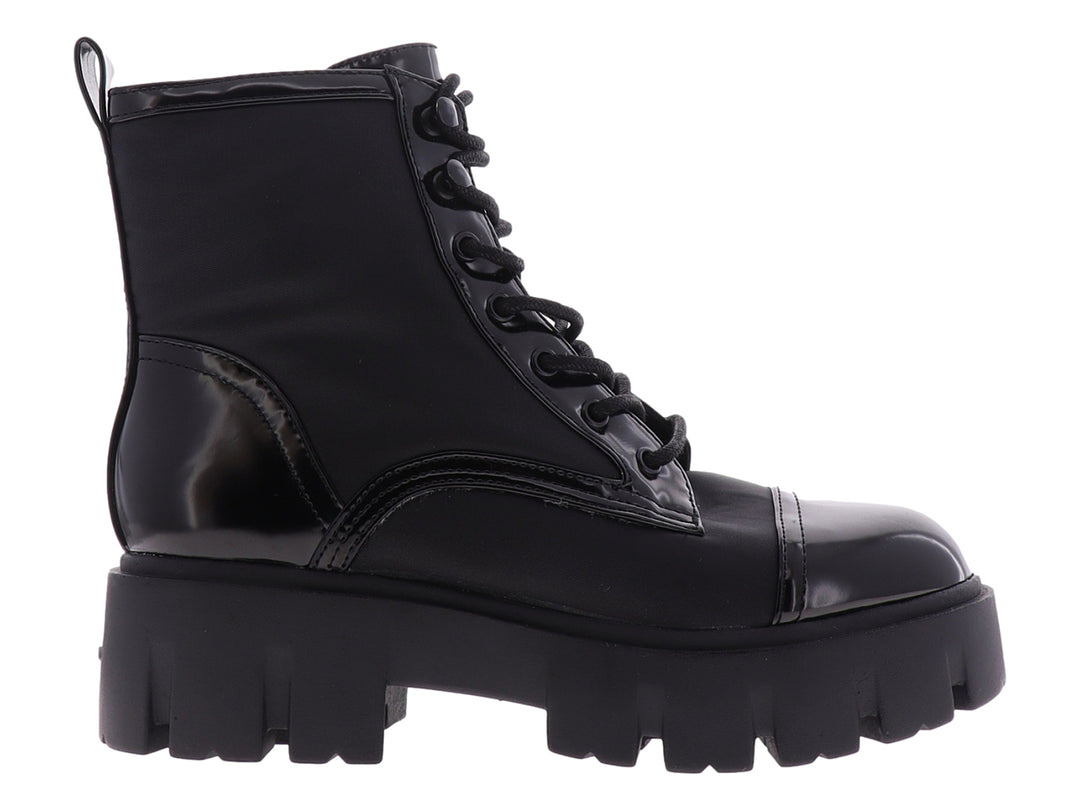 Bota Nine West negra con plataforma gruesa, punta de charol brillante y agujetas negras.