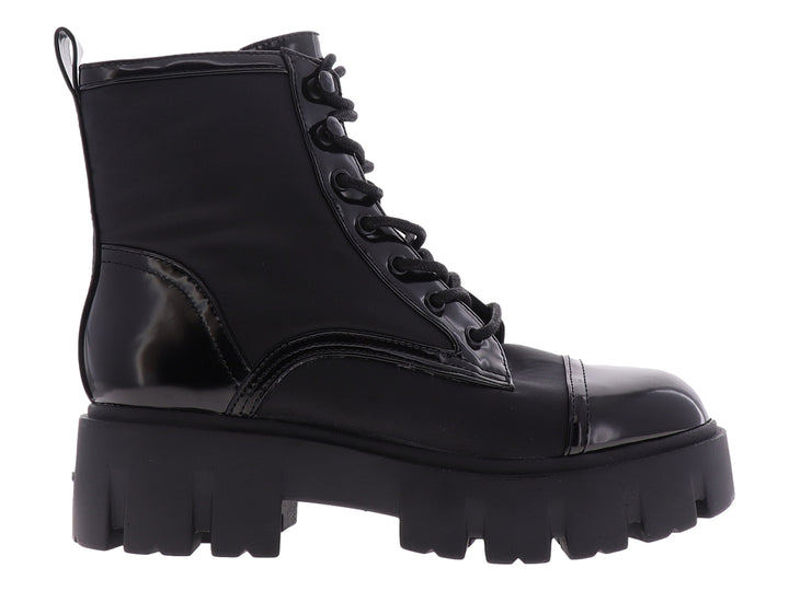 Bota Nine West negra con plataforma gruesa, punta de charol brillante y agujetas negras.