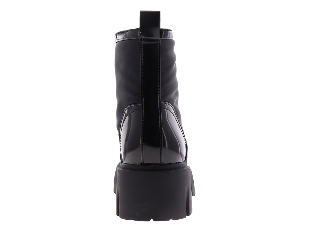 Bota Nine West negra con plataforma gruesa, punta de charol brillante y agujetas negras.
