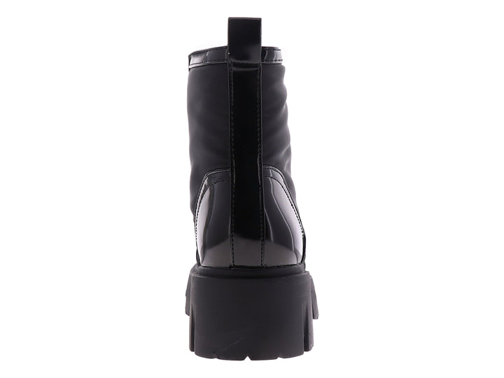 Bota Nine West negra con plataforma gruesa, punta de charol brillante y agujetas negras.