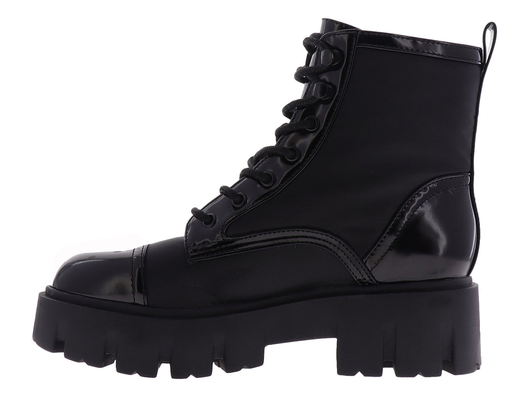 Bota Nine West negra con plataforma gruesa, punta de charol brillante y agujetas negras.