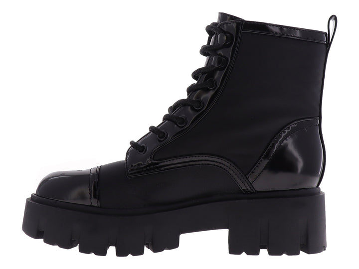 Bota Nine West negra con plataforma gruesa, punta de charol brillante y agujetas negras.