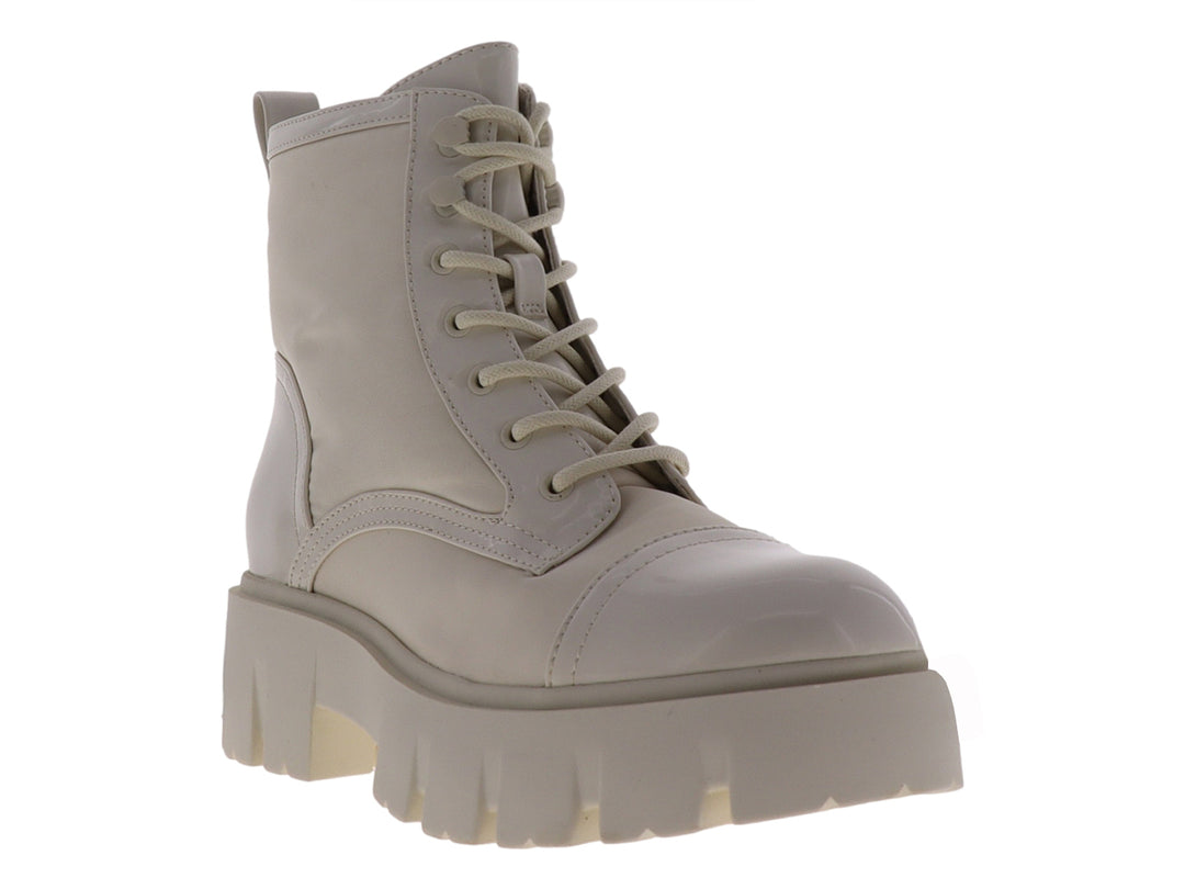 Bota Nine West color ivory con suela de plataforma gruesa y cordones.