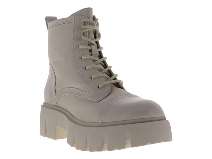 Bota Nine West color ivory con suela de plataforma gruesa y cordones.