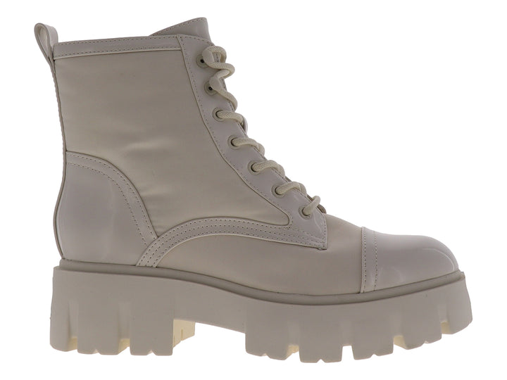 Bota Nine West color ivory con suela de plataforma gruesa y cordones.