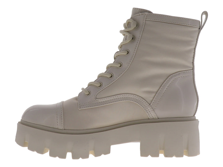 Bota Nine West color ivory con suela de plataforma gruesa y cordones.