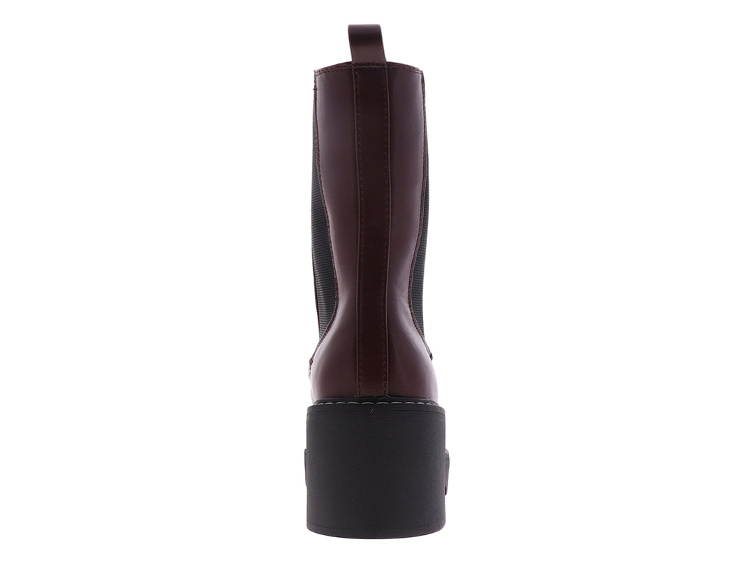 Botín Chelsea Nine West color vino con suela de plataforma negra y costuras blancas.