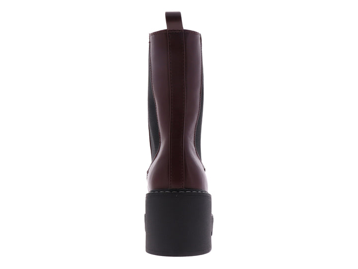 Botín Chelsea Nine West color vino con suela de plataforma negra y costuras blancas.