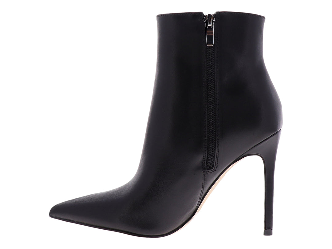 Botín negro Nine West de tacón alto y punta afilada con acabado liso.