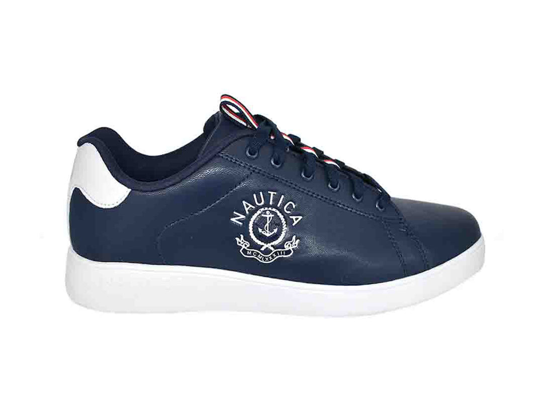 Tenis Nautica color azul marino con suela blanca y detalles blancos en el talón.