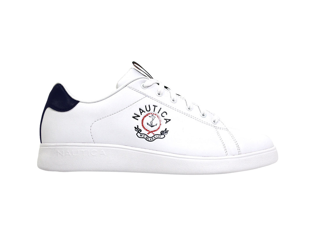Tenis blancos Nautica con detalle azul en el talón y logotipo en el costado.