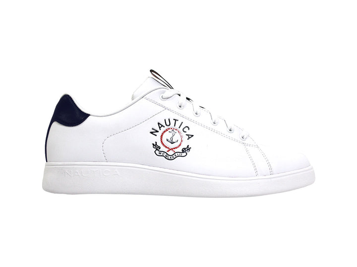 Tenis blancos Nautica con detalle azul en el talón y logotipo en el costado.