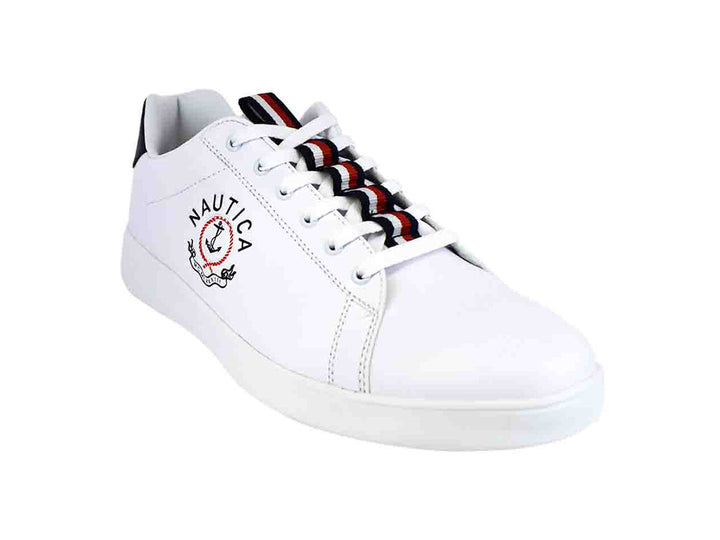 Tenis blancos Nautica con detalle azul en el talón y logotipo en el costado.