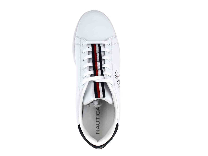 Tenis blancos Nautica con detalle azul en el talón y logotipo en el costado.
