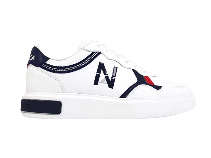 Tenis blancos Nautica con detalles en azul marino y rojo y suela blanca.
