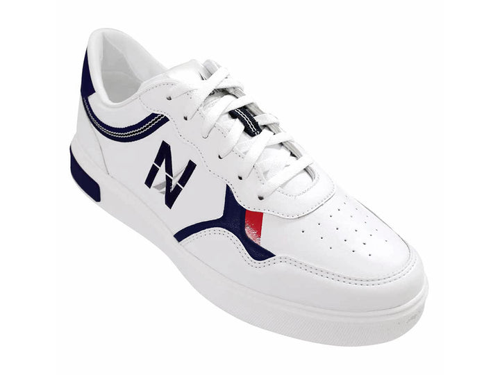 Tenis blancos Nautica con detalles en azul marino y rojo y suela blanca.