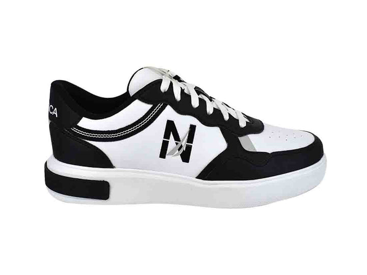 Tenis Nautica Eugene en colores blanco y negro con suela blanca y agujetas blancas.