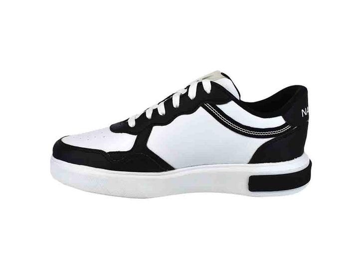 Tenis Nautica Eugene en colores blanco y negro con suela blanca y agujetas blancas.