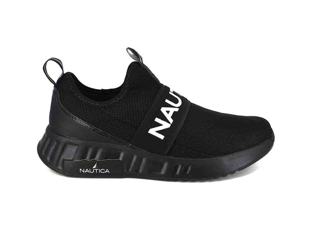 Tenis deportivos color negro marca Nautica estilo slip-on con suela gruesa y detalles en blanco.