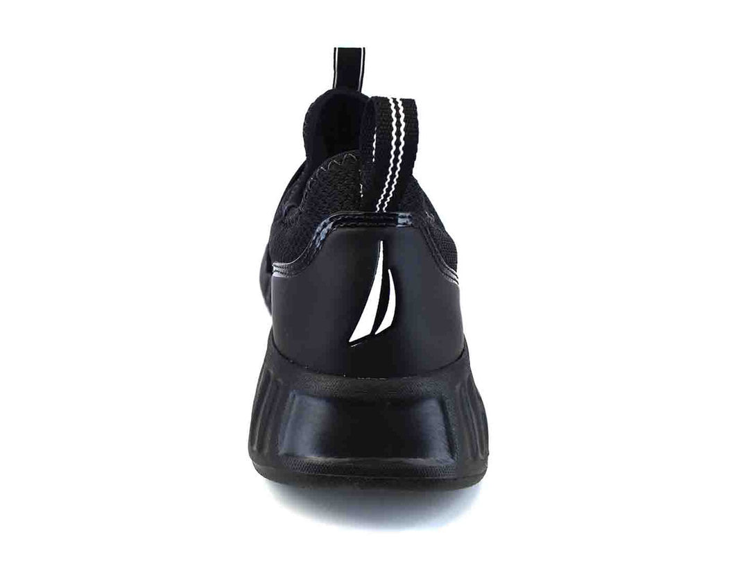 Tenis deportivos color negro marca Nautica estilo slip-on con suela gruesa y detalles en blanco.