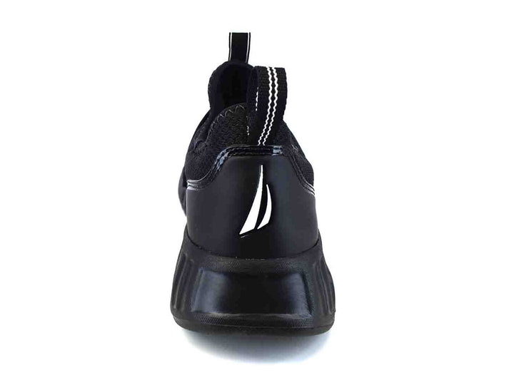 Tenis deportivos color negro marca Nautica estilo slip-on con suela gruesa y detalles en blanco.