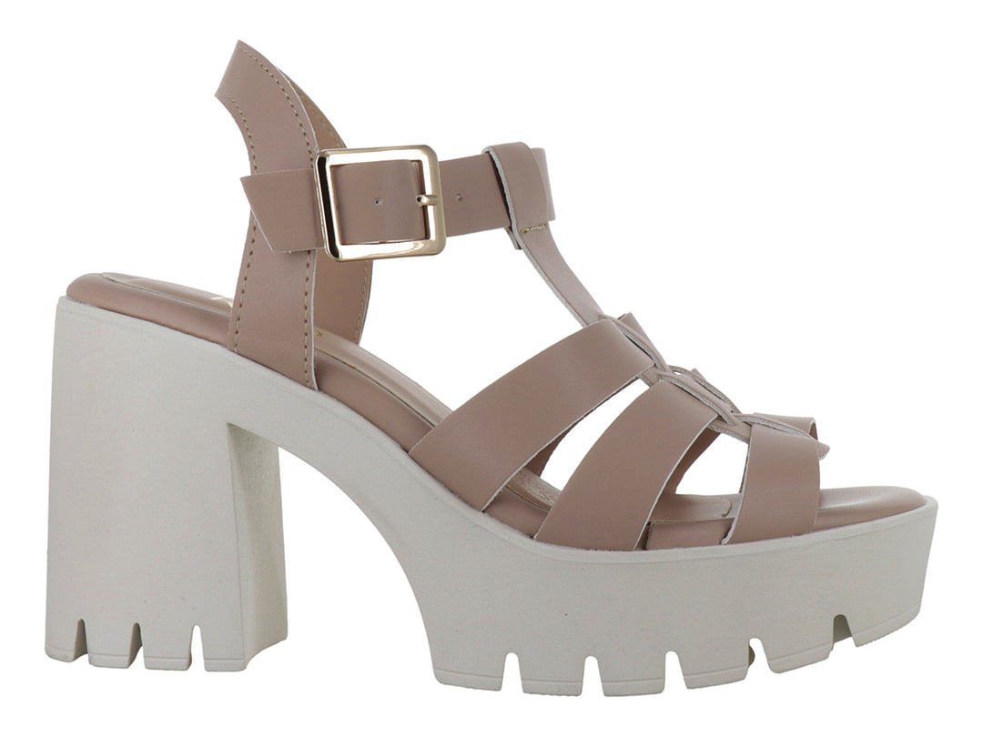Sandalia de plataforma color beige con tacón grueso y suela track blanca.