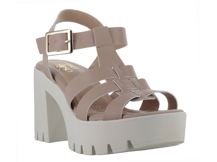 Sandalia de plataforma color beige con tacón grueso y suela track blanca.
