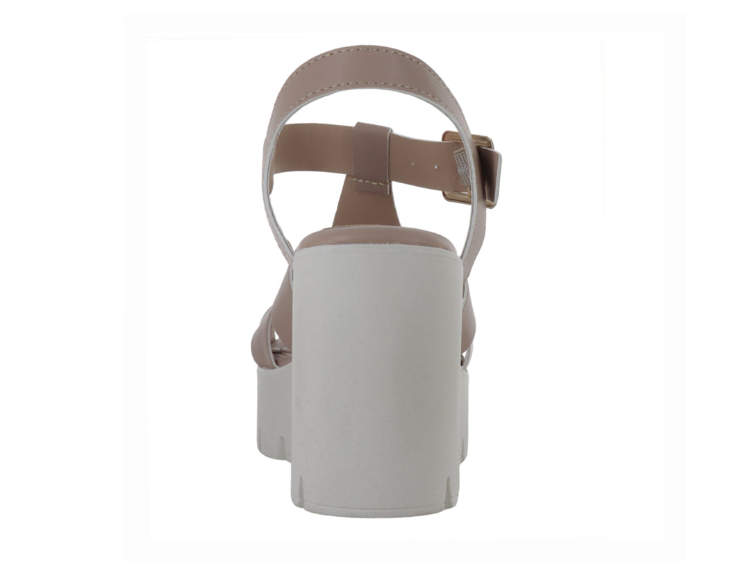 Sandalia de plataforma color beige con tacón grueso y suela track blanca.