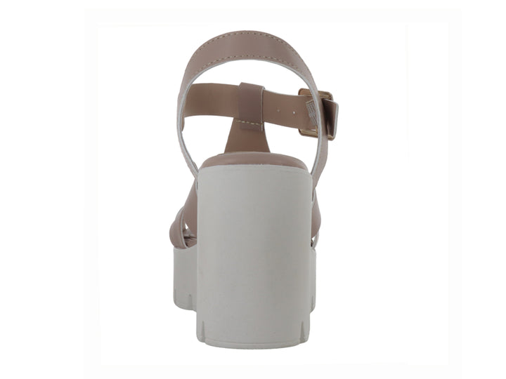 Sandalia de plataforma color beige con tacón grueso y suela track blanca.